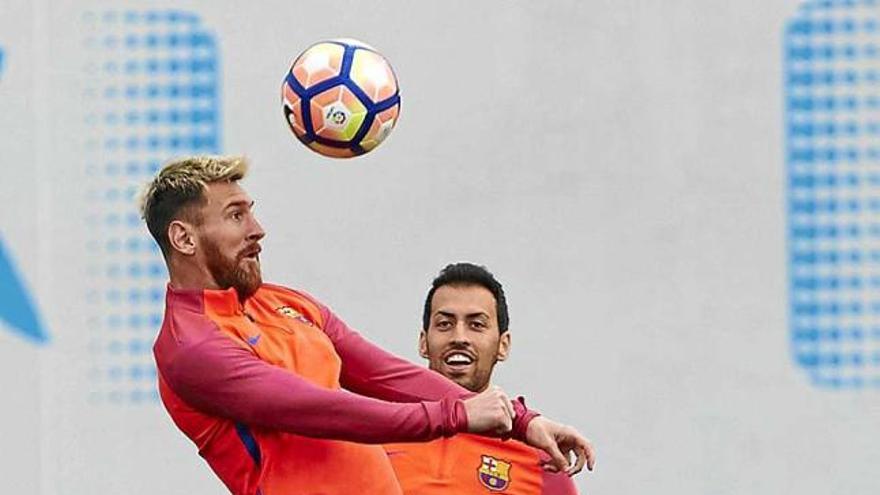 Messi amb Busquets en l&#039;entrenament d&#039;ahir del Barça