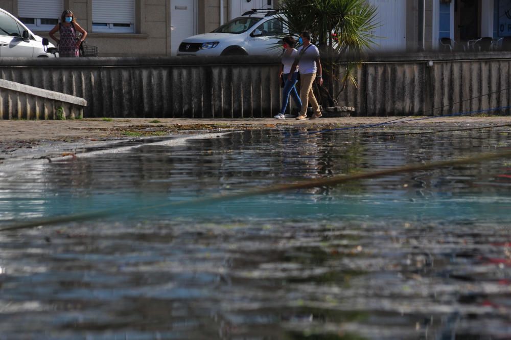 El Concello recoge imágenes de la pleamar más alta del año inundando espacios como O Cantiño y O Bao.