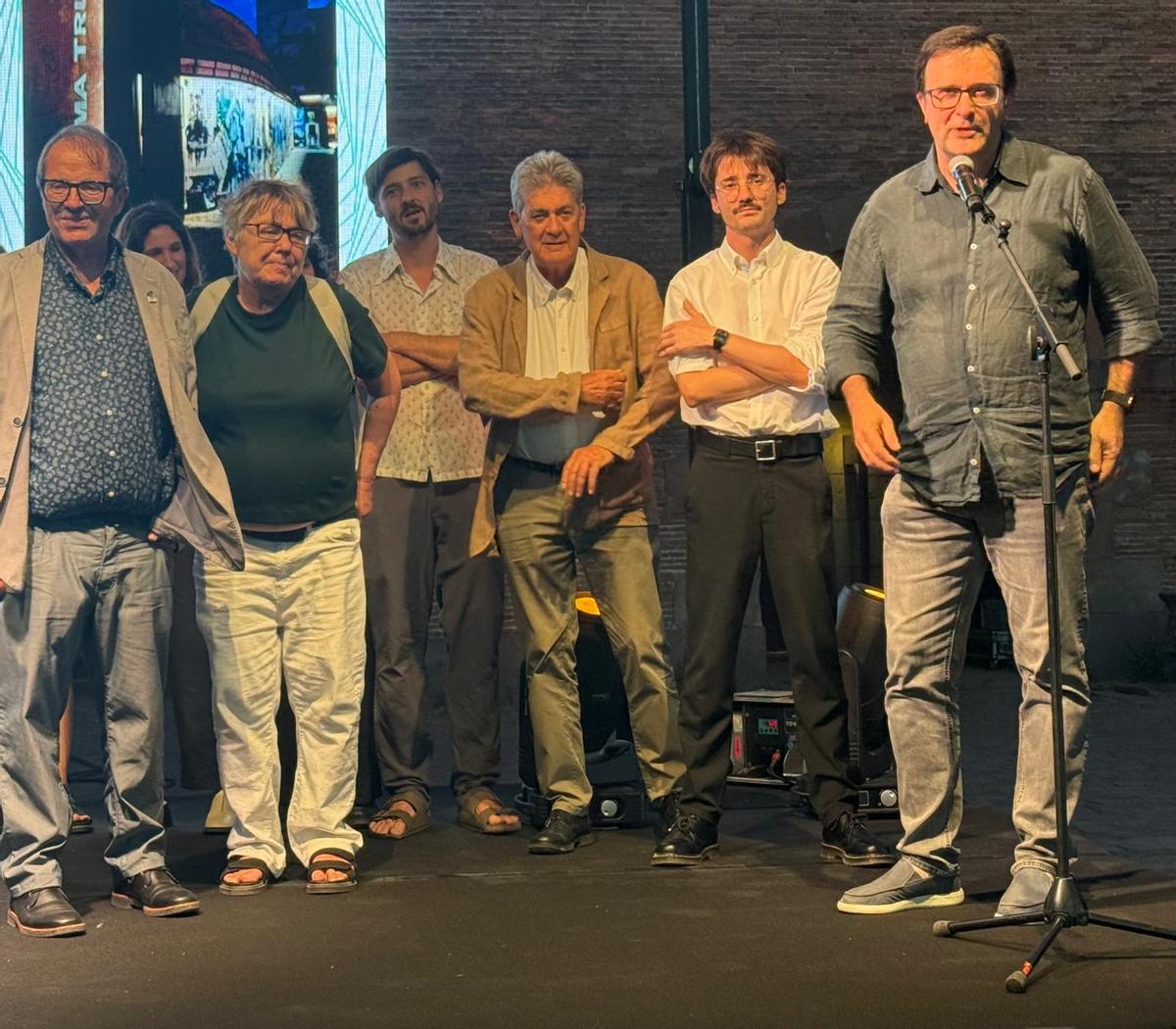 Paco Vilallonga i altres membres del Col·lectiu recollint el premi