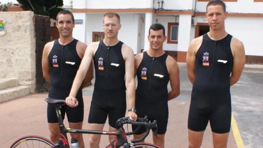 El equipo de triatlón de Canarias 50 formado por Francisco Cubero (1ºi), Velilla (2ºi), Sosa (c) y Aday Sarmiento. i LP