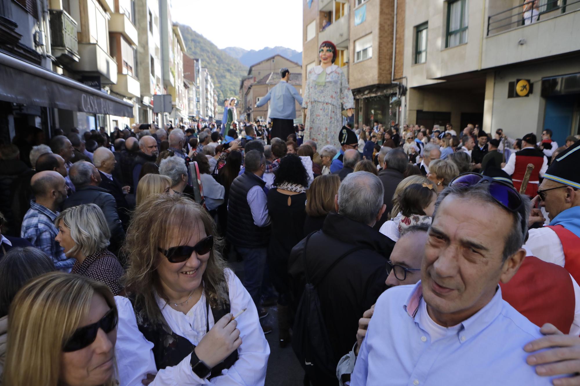 EN IMÁGENES: La localidad allerana de Moreda celebra San Martín, la fiesta de los Humanitarios