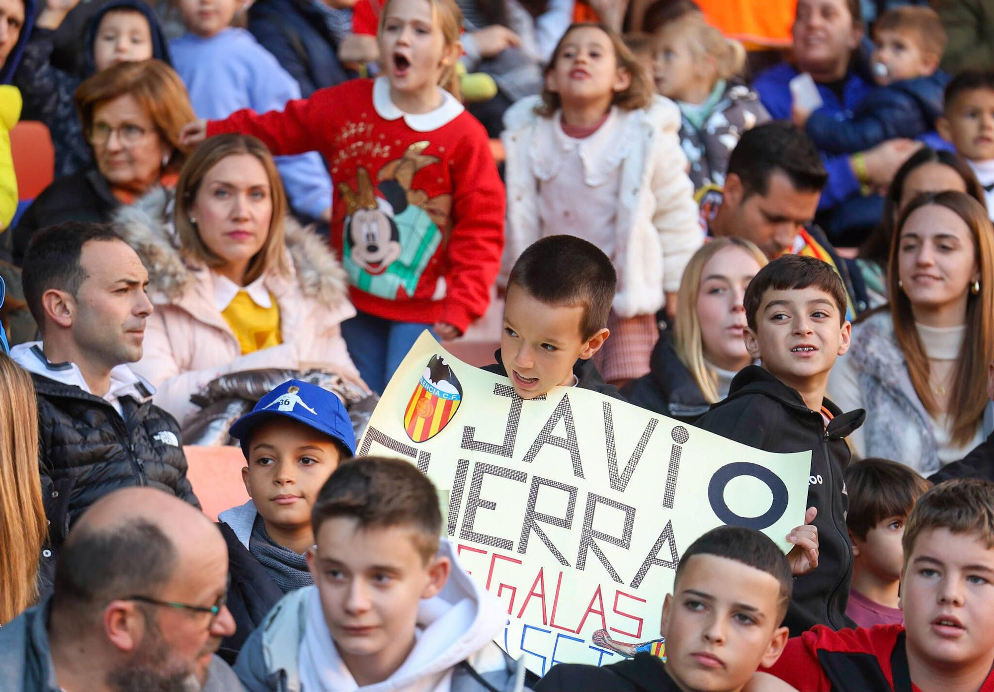 El Valencia volvió a los entrenamientos y lo hizo ante cerca de 15.000 aficionados, que dieron color a las gradas de Mestalla