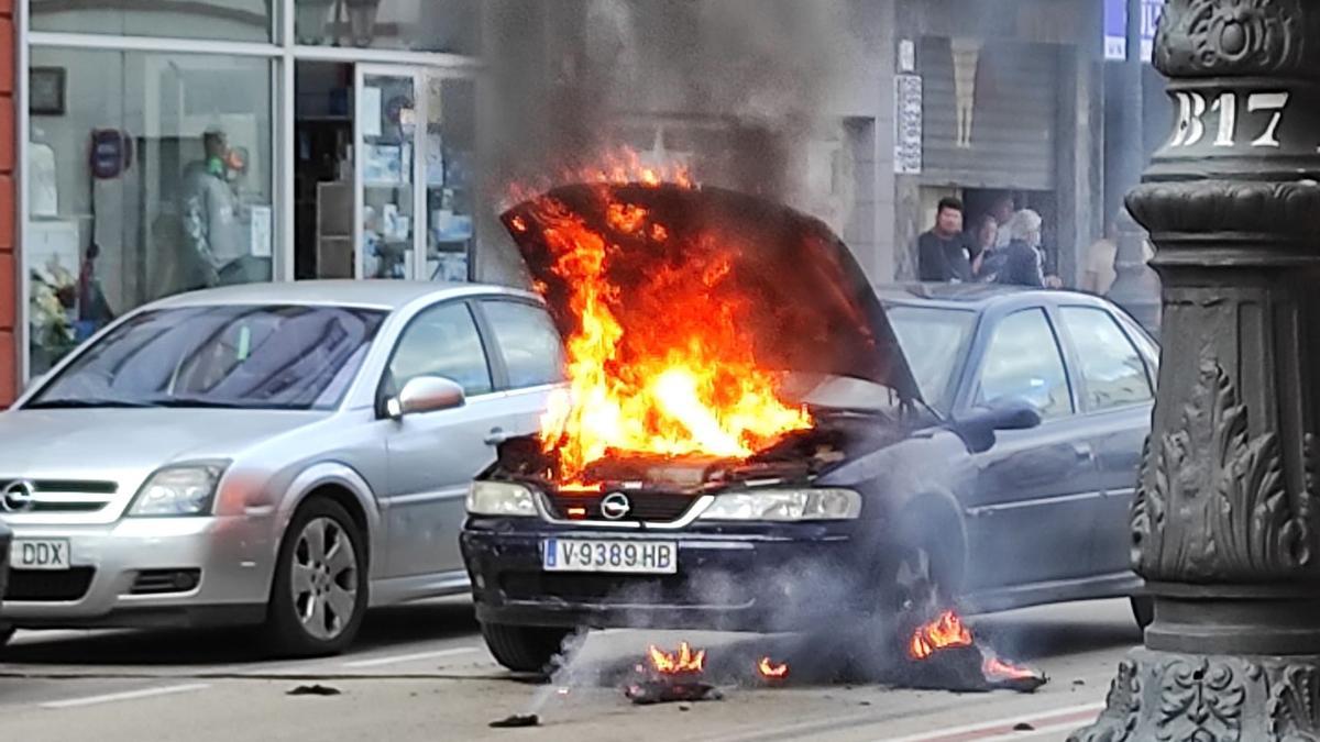 Vehículo en llamas en la céntrica avenida de Cullera.