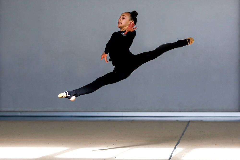 La entrenadora y exgimnasta nacional Amaya Cardeñoso dirige al grupo de alumnas con mayor proyección en el CGR San Antonio, cosechando múltiples medallas estatales en los últimos años