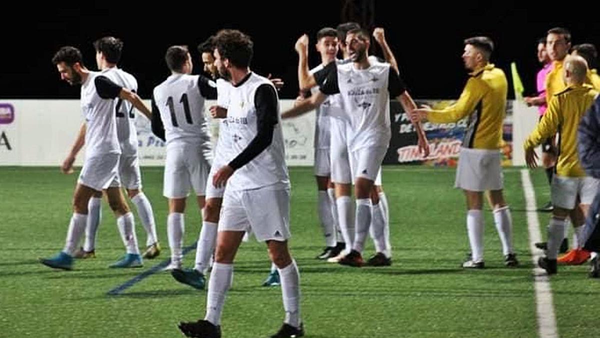 Los jugadores celebrando el único tanto del encuentro en el sintetíco del campo de Miengo. |  // FARO