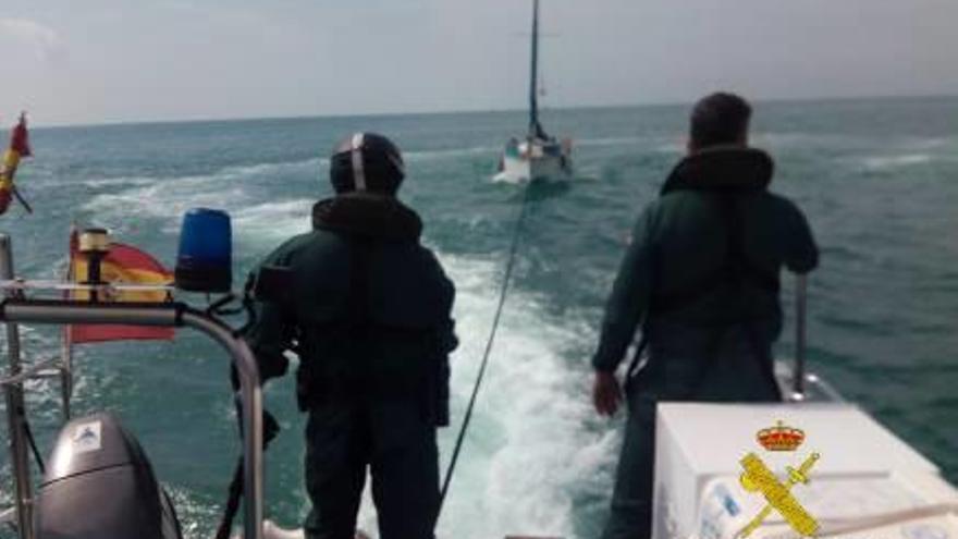 Rescatan un velero a la deriva en Borriana con tres menores y dos adultos