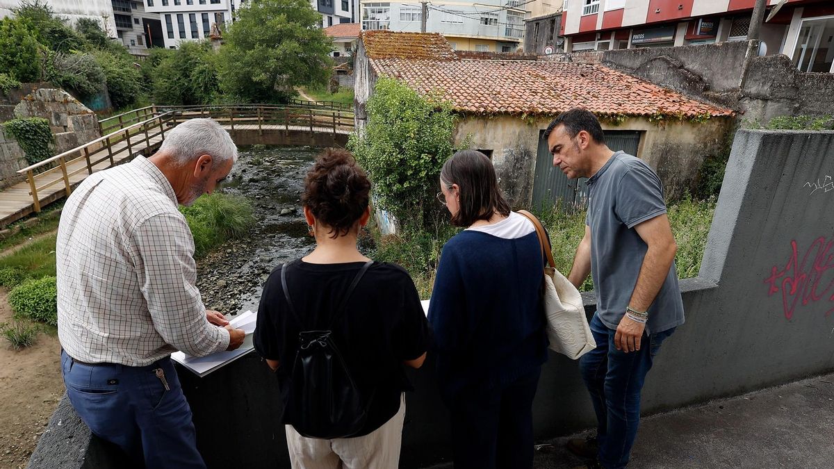 Firma del acta de inicio de las obras ante el lavadero que será derrbado