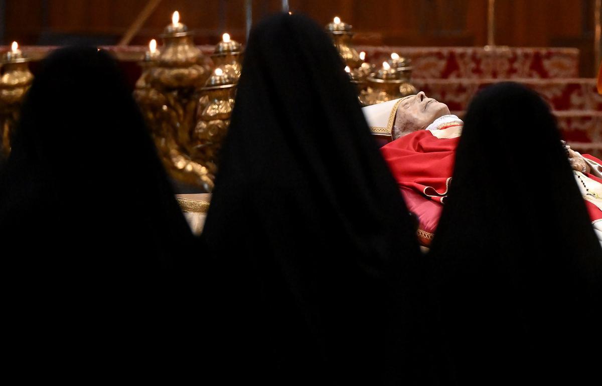 El cuerpo del difunto Papa Emérito Benedicto XVI (Joseph Ratzinger) yace en la Basílica de San Pedro para ser visto por el público, Ciudad del Vaticano.