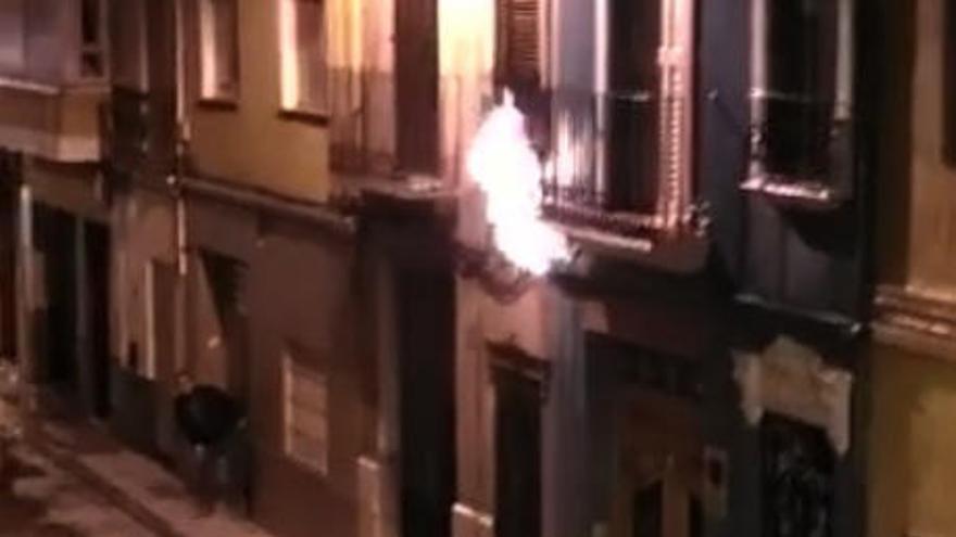 Un rayo provoca un incendio en Alzira al descargar junto a una tubería de gas