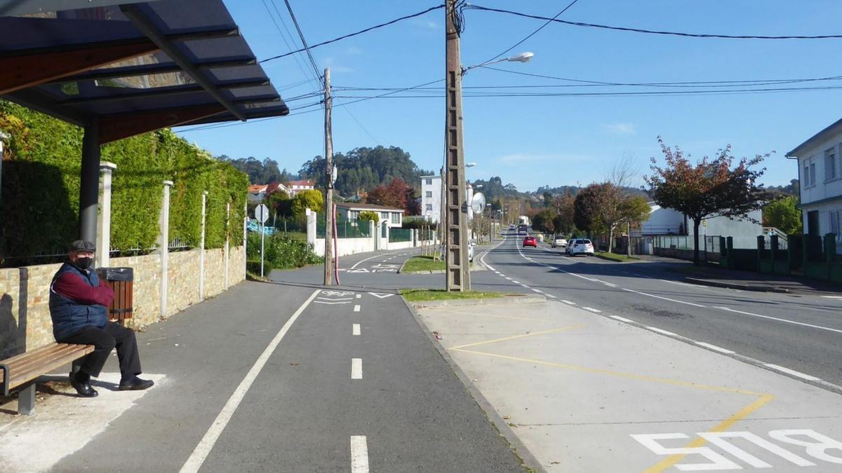 Parada junto al cruce con rúa da Proba, sin paso peatonal. Al final de la vía hay otra parada sin paso. |   // I.R.