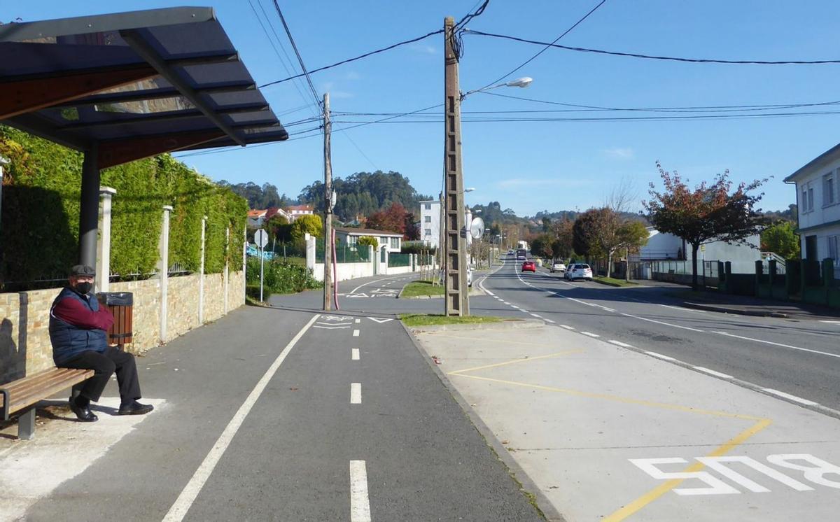 Parada junto al cruce con rúa da Proba, sin paso peatonal. Al final de la vía hay otra parada sin paso. | // I.R.