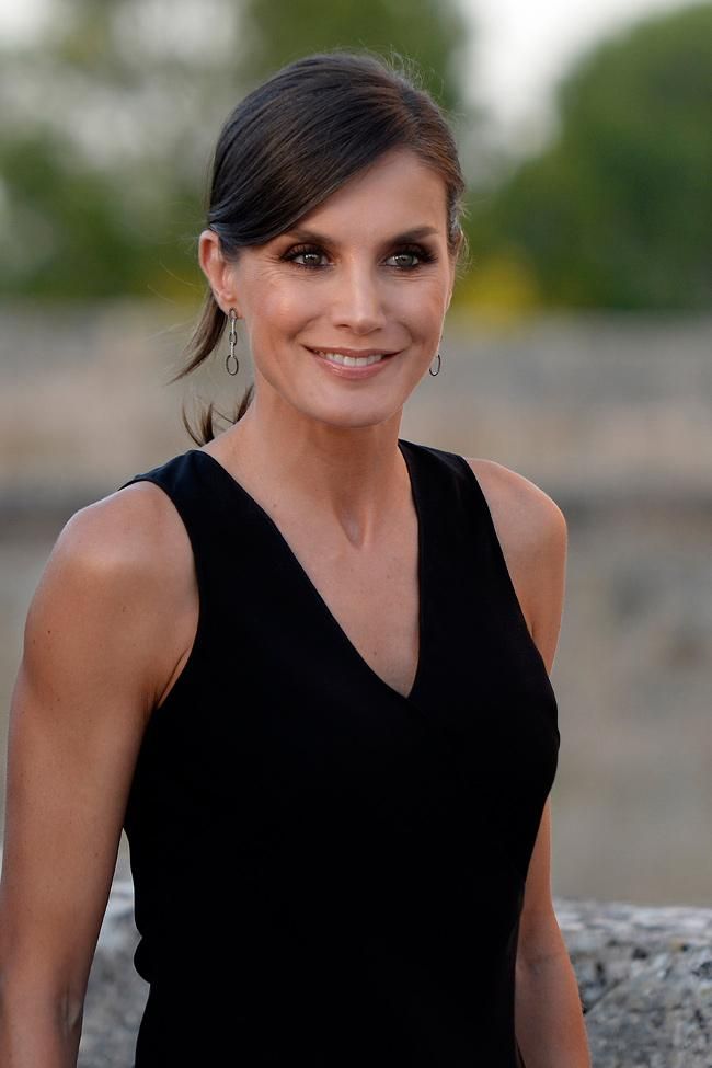 Letizia Ortiz, con pelo recogido y con top negro