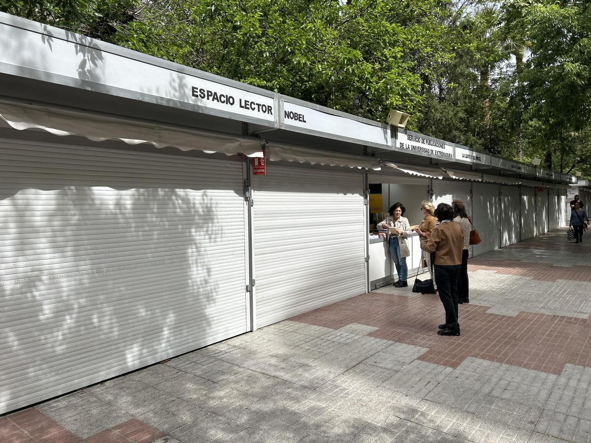 Fotogalería | Todo listo para el arranque de la Feria del Libro de Cáceres Fotogalería | Todo listo para el arranque de la Feria del Libro de Cáceres