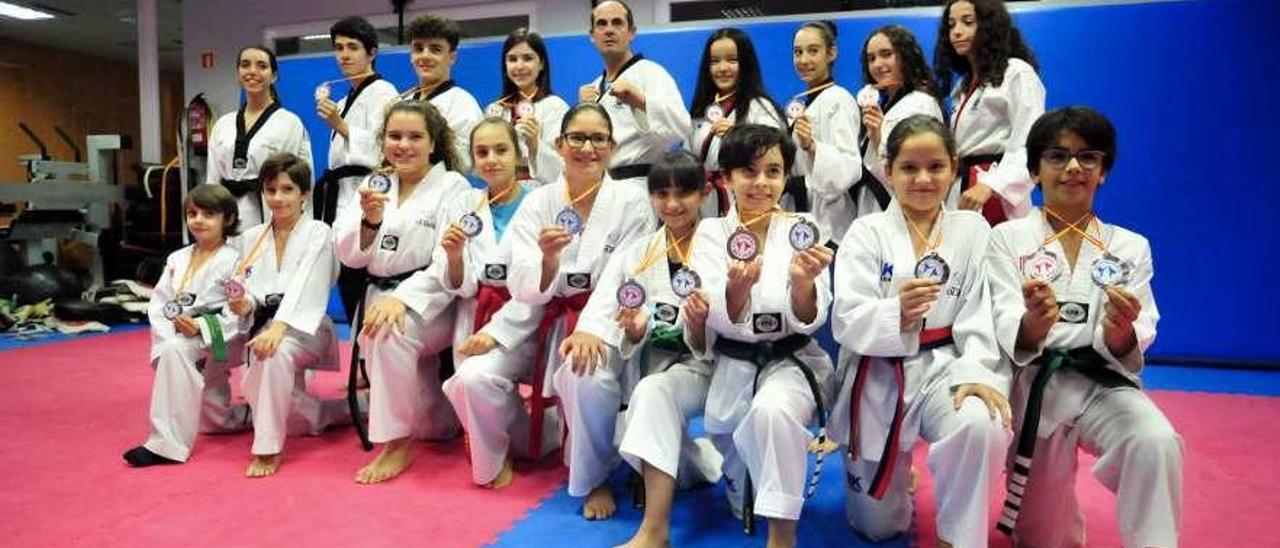 El Olimpic regresa con 19 medallas del campeonato de Pontevedra. // Iñaki Abella