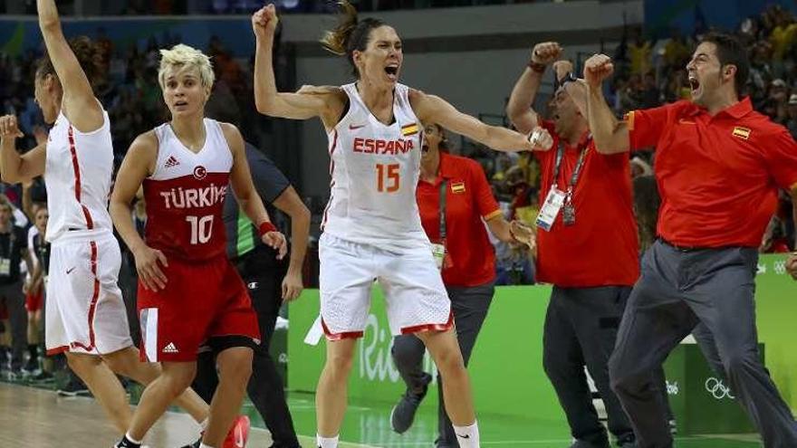 Anna Cruz celebra la canasta de la victoria ante Turquía.