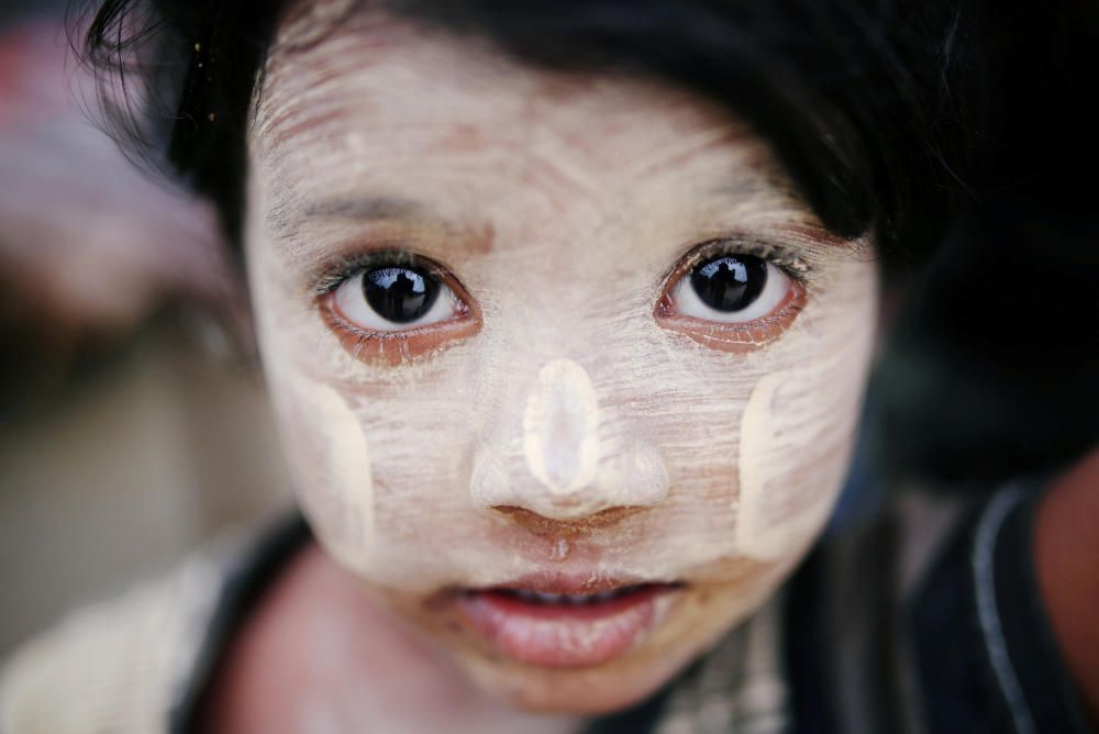 Un niño refugiado con la cara pintada de pasta thanaka en Bangladesh.