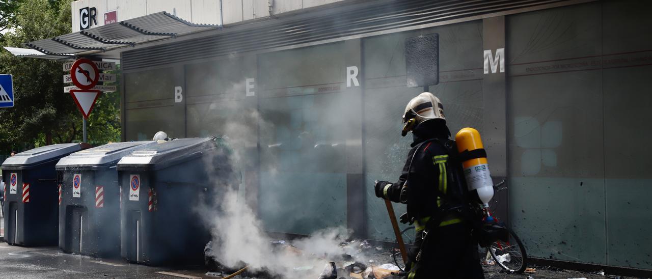 Imagen de archivo de un contenedor incendiado.