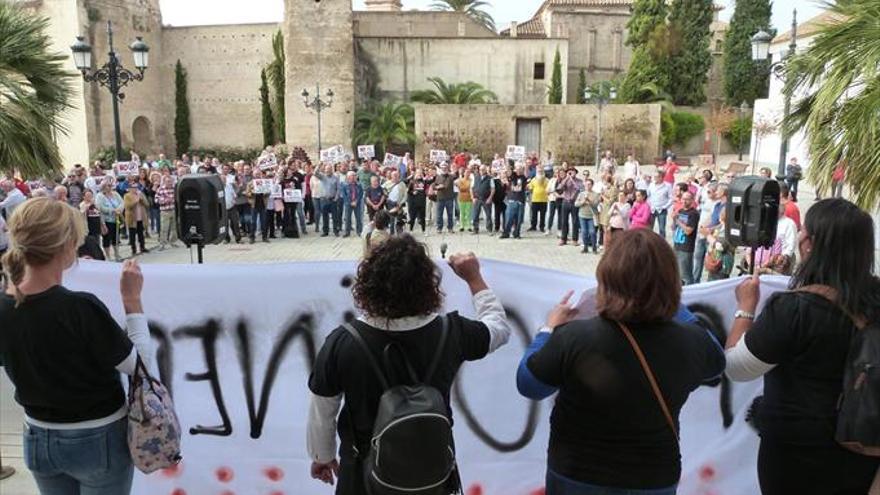 Los vecinos protestan ante el Ayuntamiento contra la gasolinera