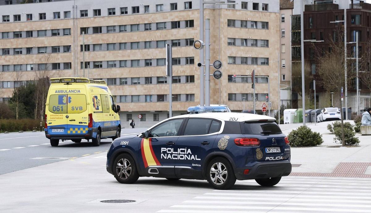 Una vehículo de la Policía Nacional patrulla por el entorno de la estación Intermodal de Santiago