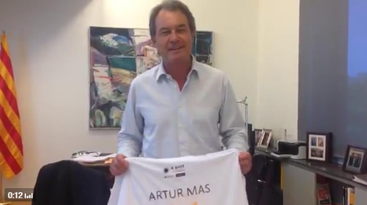 Artur Mas mostra la samarreta amb què anirà a la manifestació de la Diada el dia 11.