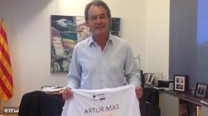 Artur Mas mostra la samarreta amb què anirà a la manifestació de la Diada el dia 11.