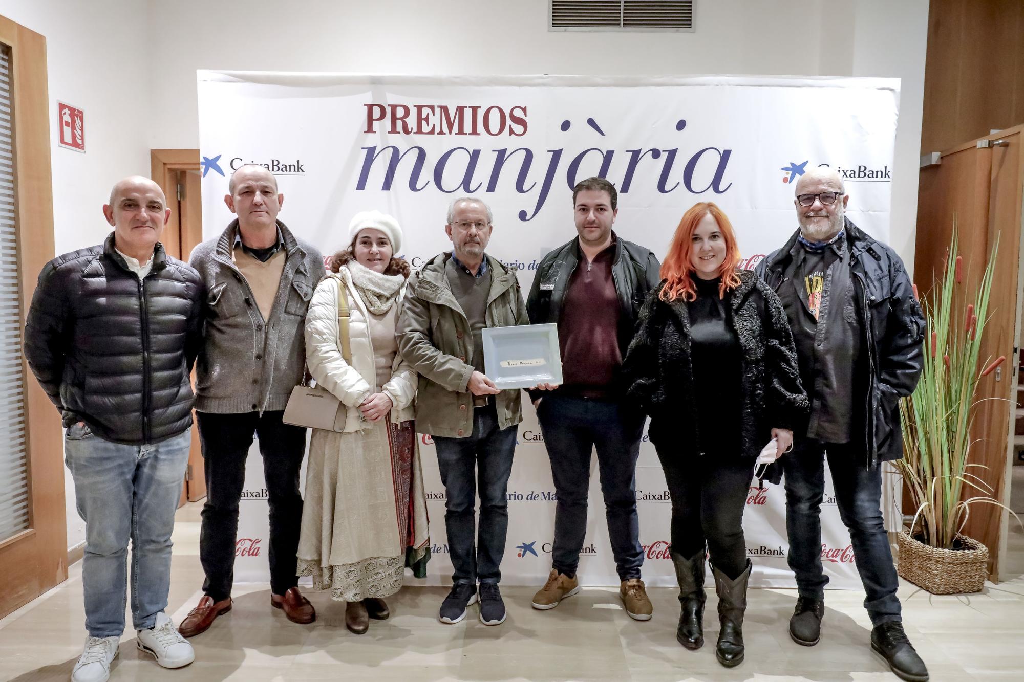 Los ‘forners’ posan junto a Rafa Vaquer, diseñador de la campaña Ruta del Llonguet, una de las iniciativas premiadas en la gala del suplemento Manjaria.