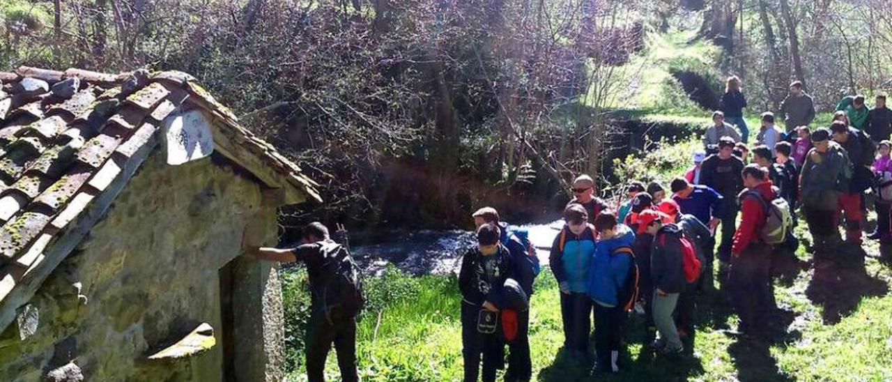 Los alumnos del colegio Santiago Apóstol reciben instrucciones de los guías del Instituto de Lena.