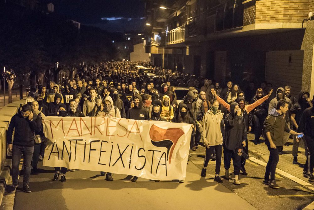 Antifeixistes i espanyolistes conflueixen davant la Guàrdia Civil de Manresa