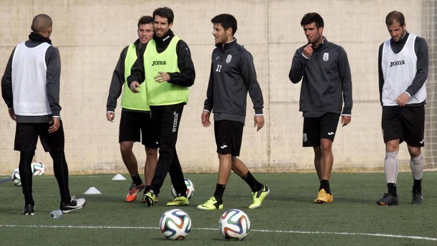 Los jugadores del FC Cartagena, en un entrenamiento reciente en la Urbanización Mediterráneo.