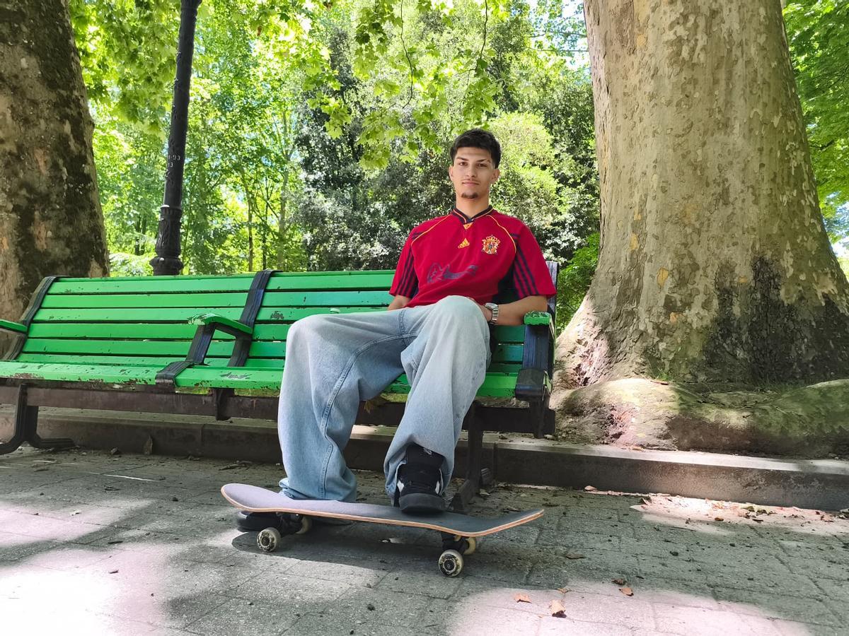 Ángel Fernández, sentado en el Parque San Francisco