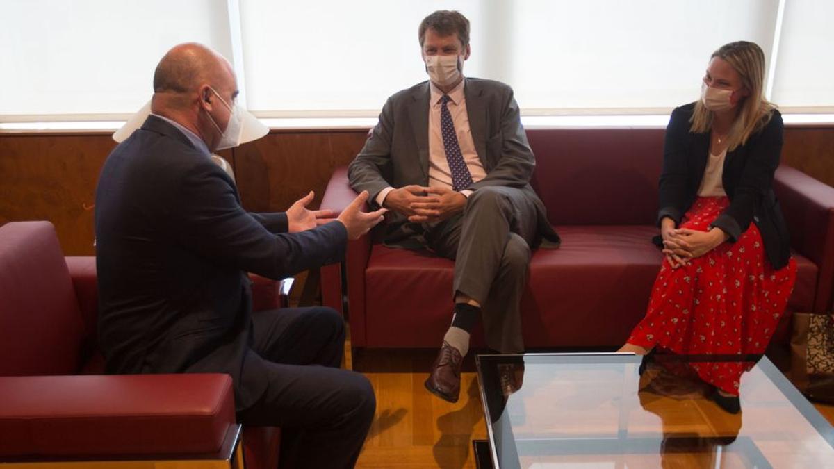 Vicent Marí, a la izquierda, junto al embajador británico y la vicecónsul de Reino Unido, Lucy Gorman, en el Consell de Eivissa.