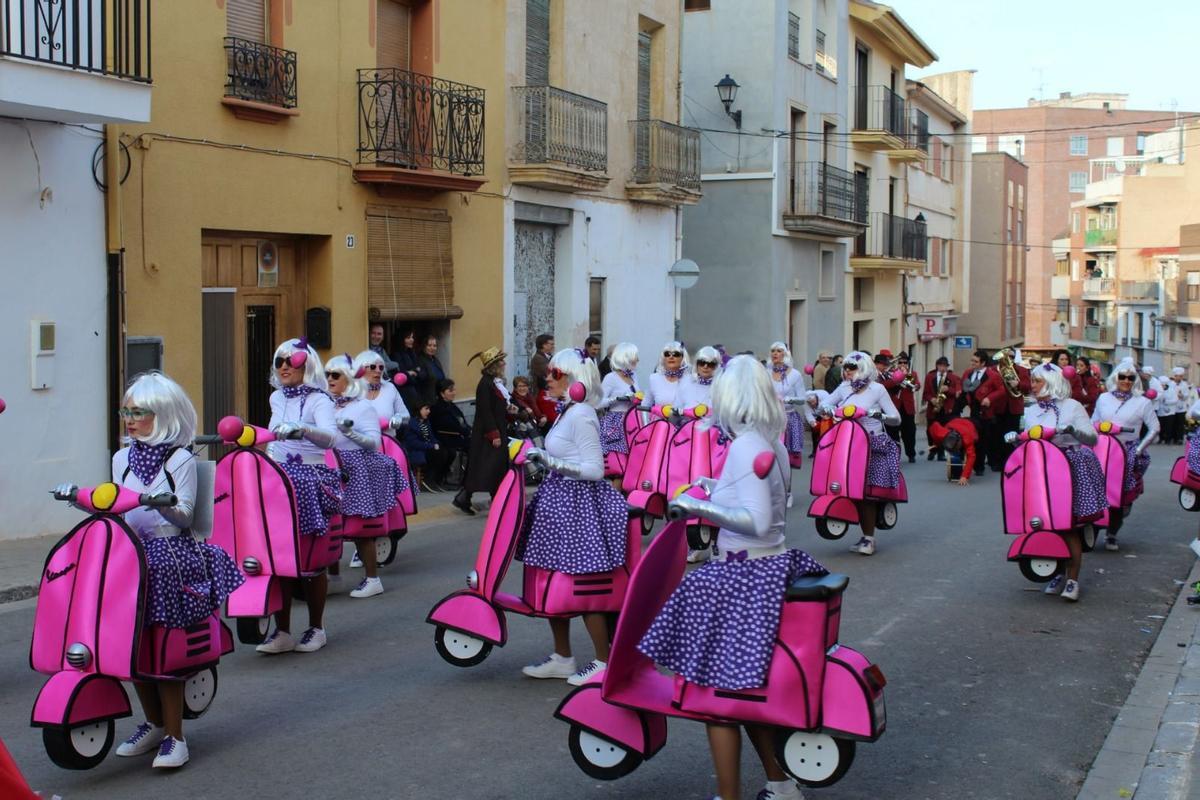Una de las comparsas en Villar del Arzobispo durante el desfile del sábado, en una imagen de archivo.