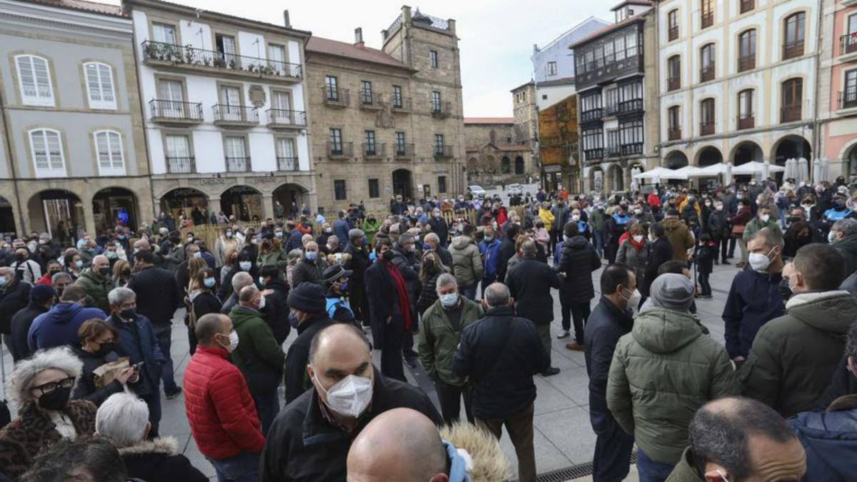 8 de enero. Concentración de trabajadores de Alu Ibérica en la plaza de España de Avilés. | Ricardo Solís 