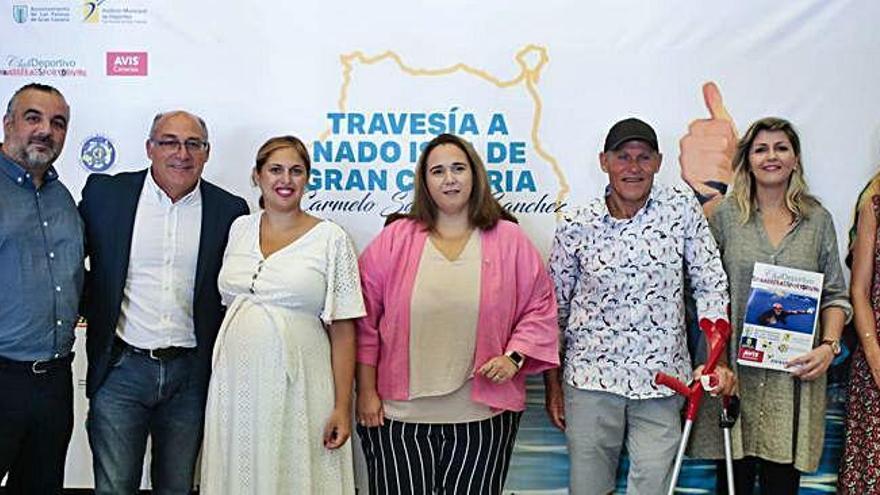 Carmelo Santana -tercero de derecha a izquierda-, junto al resto de personas que asistieron al acto de presentación de ayer en el RC Náutico de Gran Canaria.