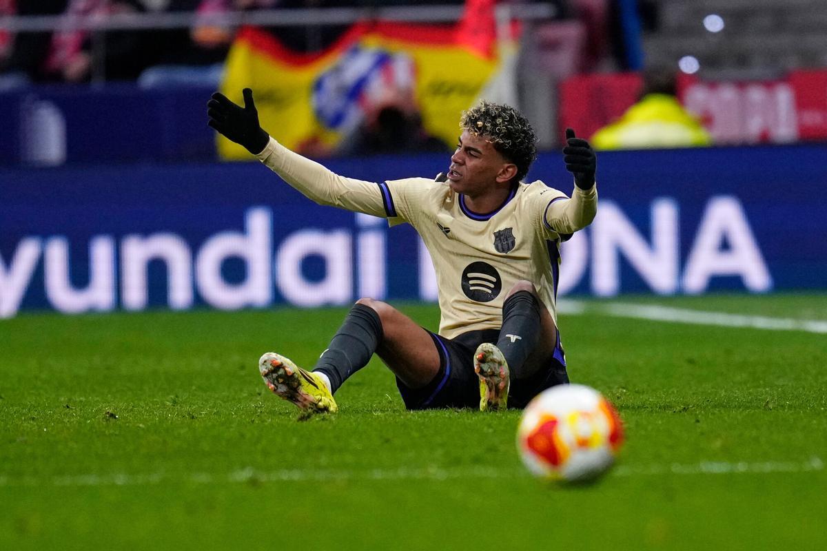 Lamine Yamal del Barcelona reacciona durante el partido de ida de las semifinales de la Copa del Rey entre el Atlético de Madrid y Barcelona en Madrid, España, el jueves 12 de febrero de 2026. (Foto AP/Manu Fernández)
