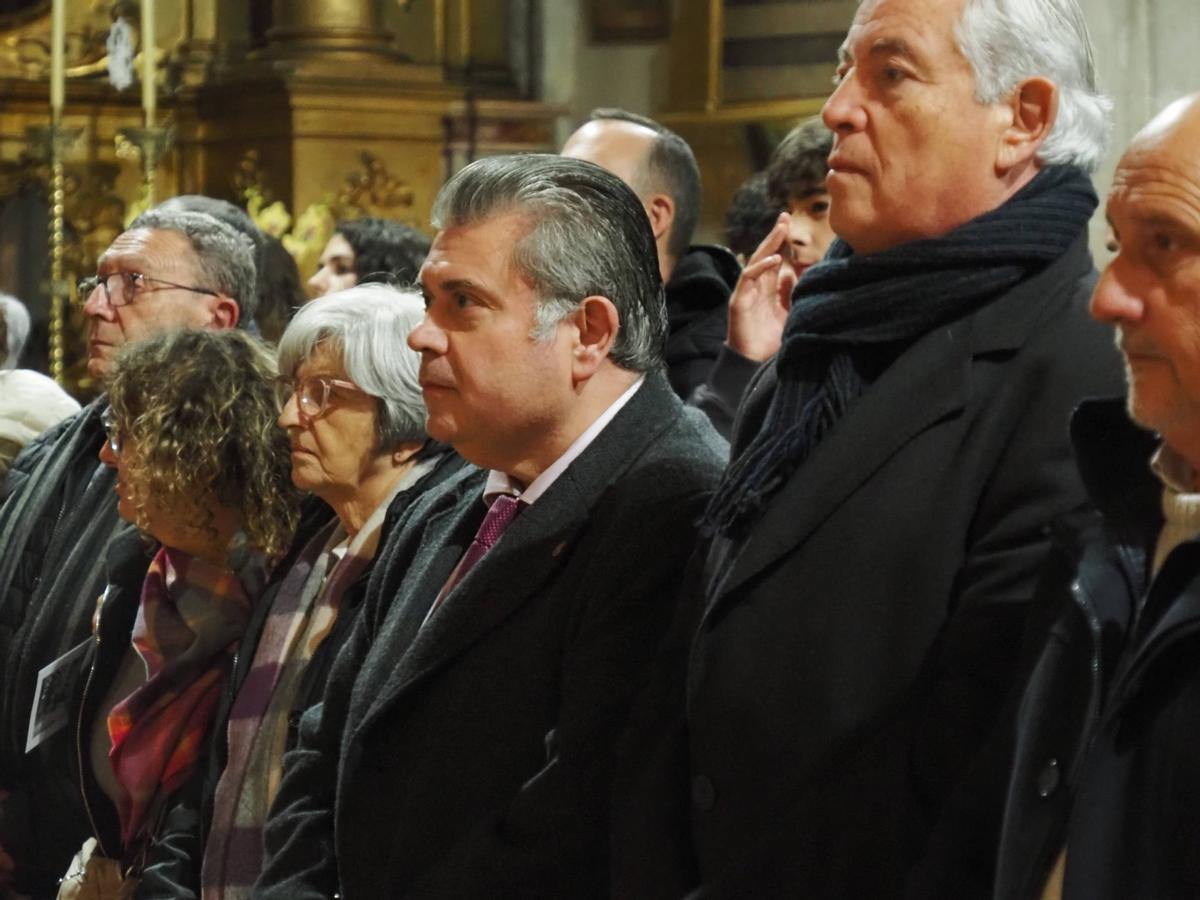El alcalde de sa Pobla, Biel Ferragut (en el centro), durante la pasada misa de Matines.