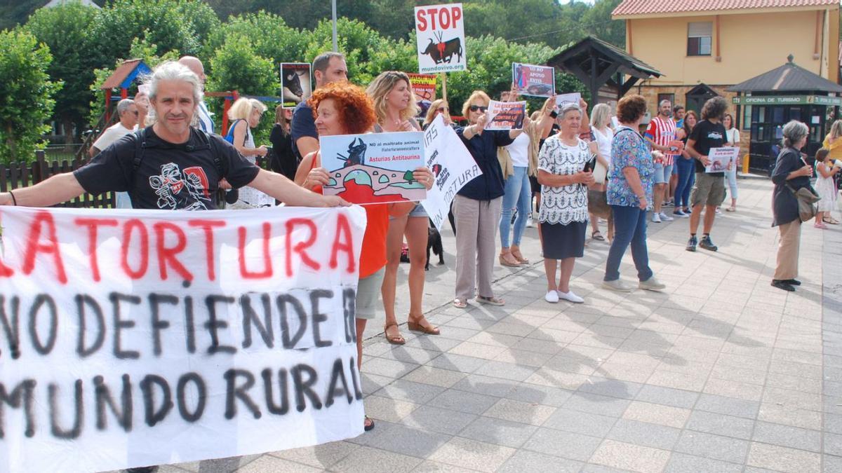Varios de los manifestantes antitaurinos, ayer, en Benia. | Ramón Díaz