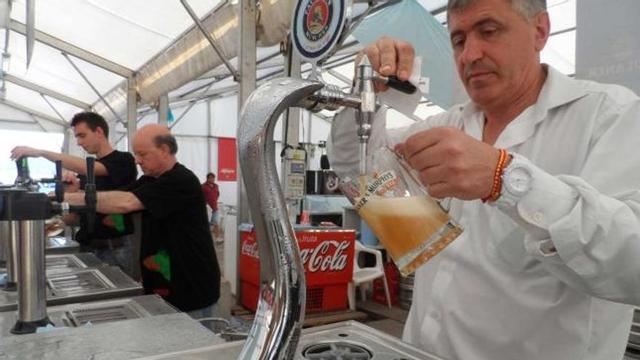 Desde la izquierda, Rafael Solís pone una caña y Simón Martín asa las costillas.