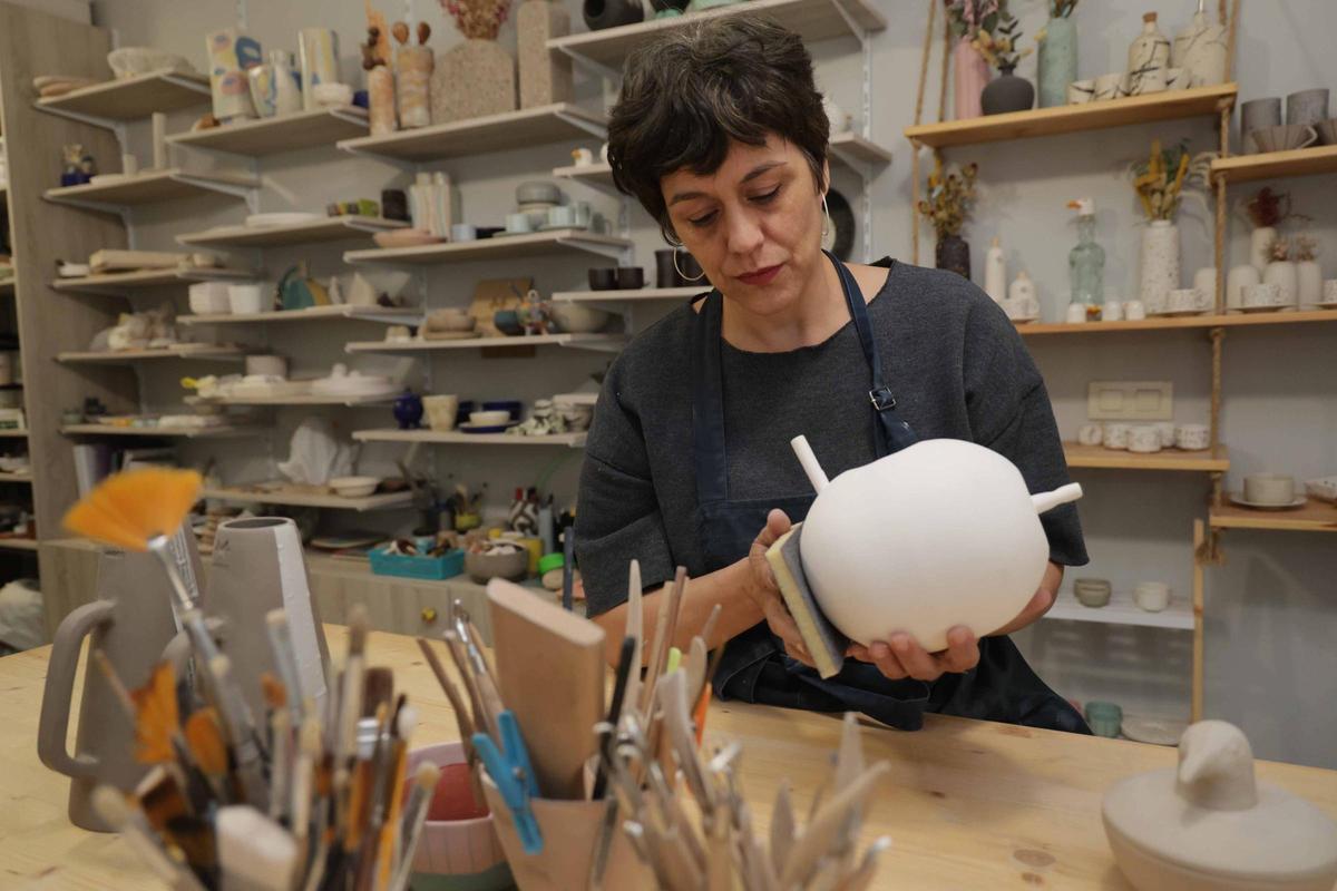 Olalla en su taller vigués Misoco Designs y algunas de las piezas que elabora, tanto funcionales como decorativas.