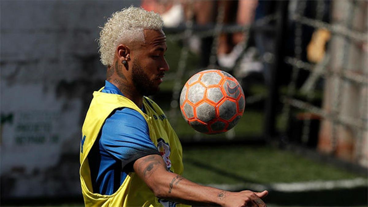 Tremendo golazo de tacón de Neymar en el torneo de Red Bull