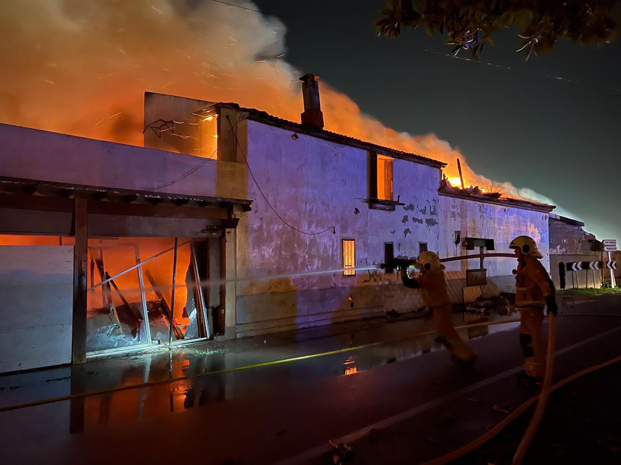 Un incendio de grandes dimensiones consume cuatro viviendas de madrugada junto a Son Banya