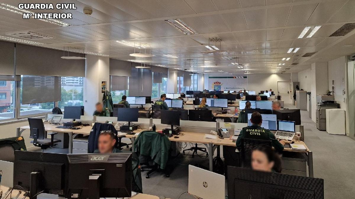 Agentes trabajando en la Cibercomandancia en León