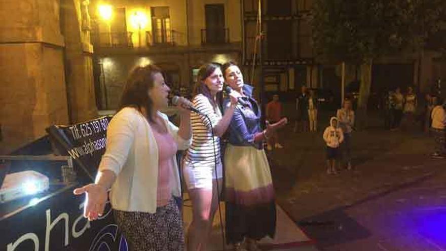 El karaoke ameniza la noche toresana