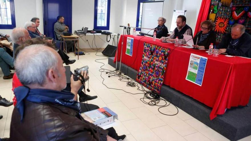 José Alba, segundo por la izquierda en la mesa, en la inauguración de la Semana Solidaria de Llaranes.