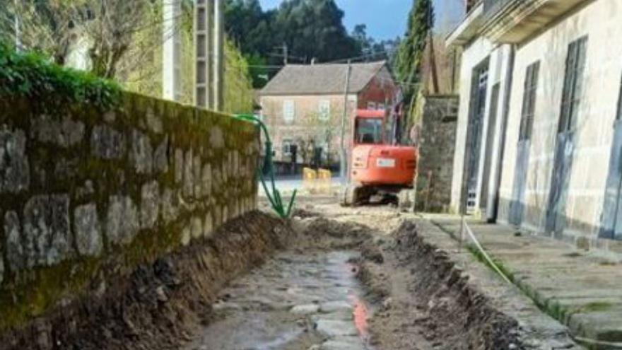 Covelo reanuda parte de las obras de la plaza de Hermida, que divide a los vecinos