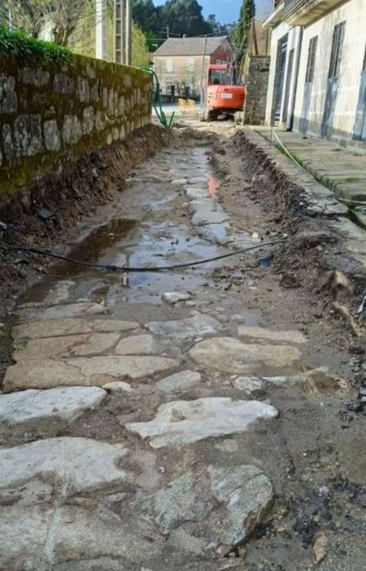 Covelo reanuda parte de las obras de la plaza de Hermida, que divide a los vecinos