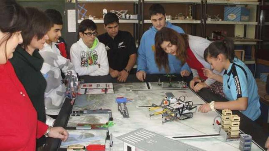 Alumnos del instituto Pardo Tavera con el proyecto First Lego League.