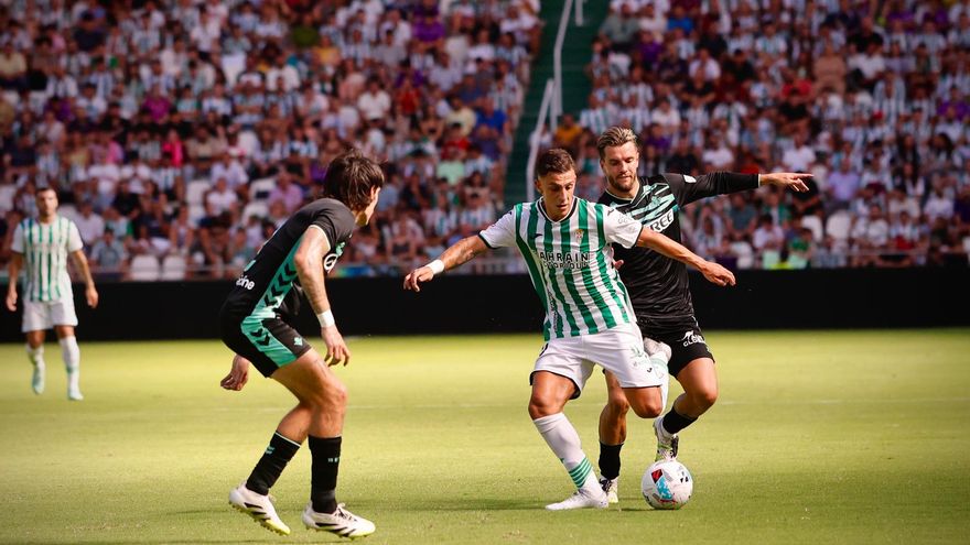 El Córdoba CF cede ante el Betis en la tercera edición del Trofeo Puertas de Córdoba