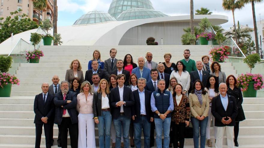 El presidente del PP junto al alcalde, el candidato al Congreso por Málaga y militantes de Estepona.