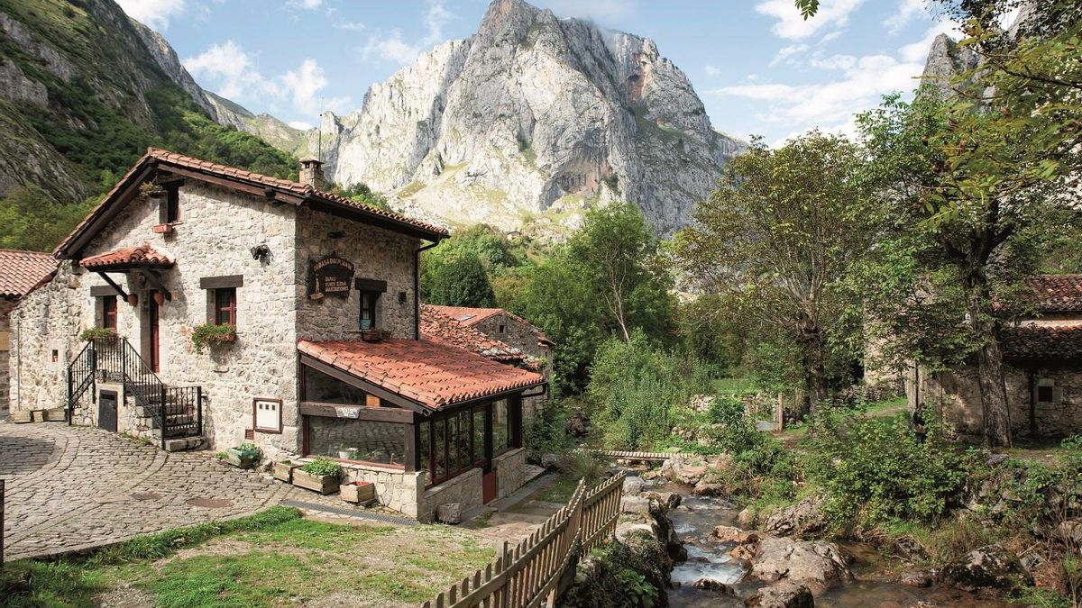 Cómo viajar a Asturias a través de 2 libros, una serie y una peli.